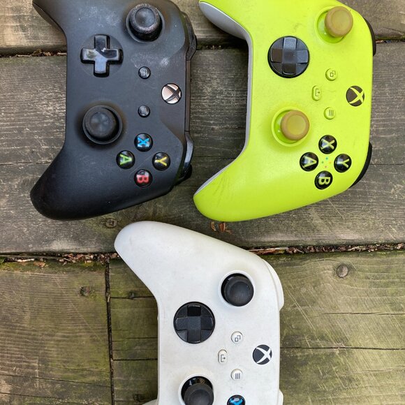 Lot of 3 Microsoft Xbox One Remote Controllers - Black, Volt Green, White - Picture 4 of 7